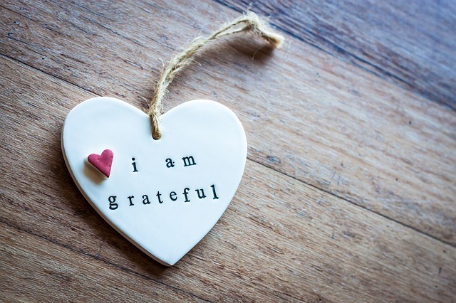 Photo of a heart ornament that says "I am grateful."